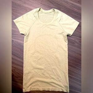 Lululemon Swiftly Tech Short Sleeve Shirt 2.0
Dew Green size 4